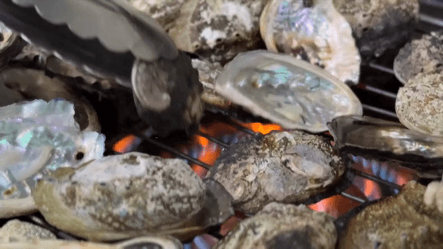 불판 위에서 전복 굽기