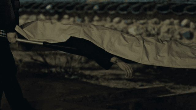 응급 구조대원이 시신을 들것으로 운반하는 모습