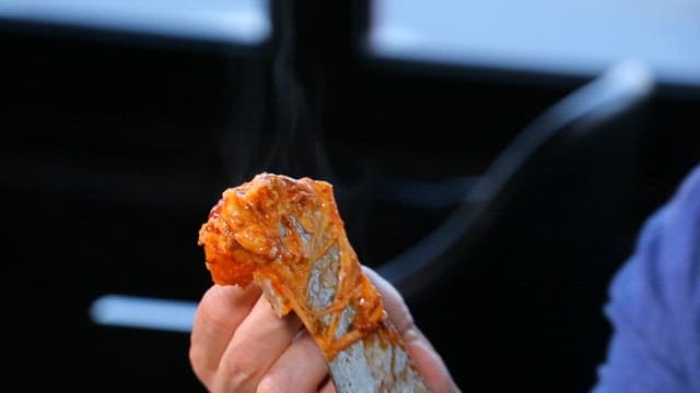 치즈가 늘어나는 시카고 피자 조각