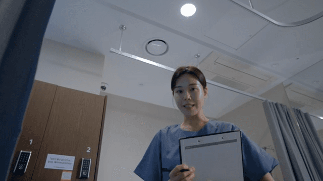 병실에서 의사와 간호사로부터 건강상태를 확인받는 환자의 시점