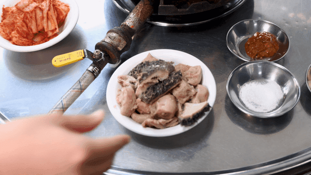 Boiled beef tripe served with kimchi stew