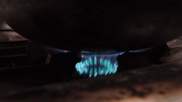 파란 불꽃이 피어오르는 스토브 위의 냄비