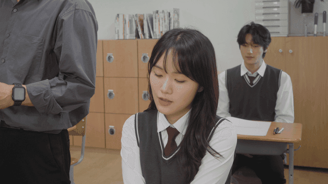 시험 종료 후 답안지를 제출하는 학생들