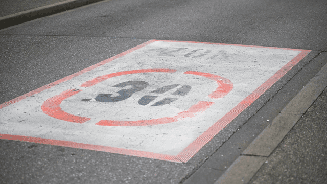 Speed ​​limit signs on asphalt roads