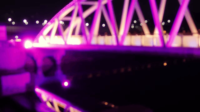 밤에 보라색 조명으로 빛나는 다리