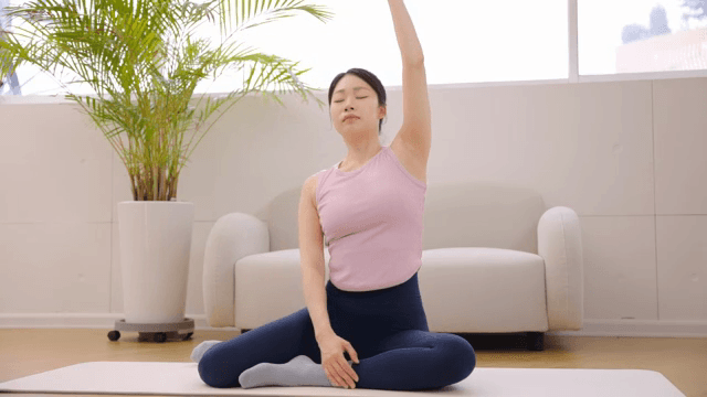 피트니스 스튜디오에서 스트레칭하는 여성