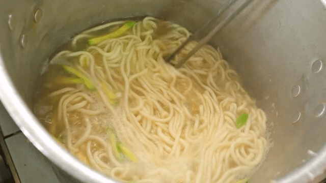 애호박과 함께 냄비에서 끓고 있는 칼국수