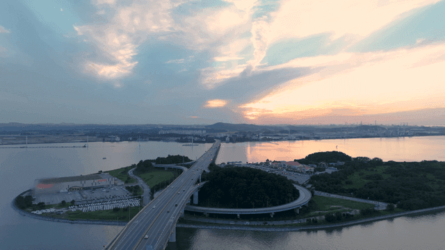 해질녘 바다 위의 다리