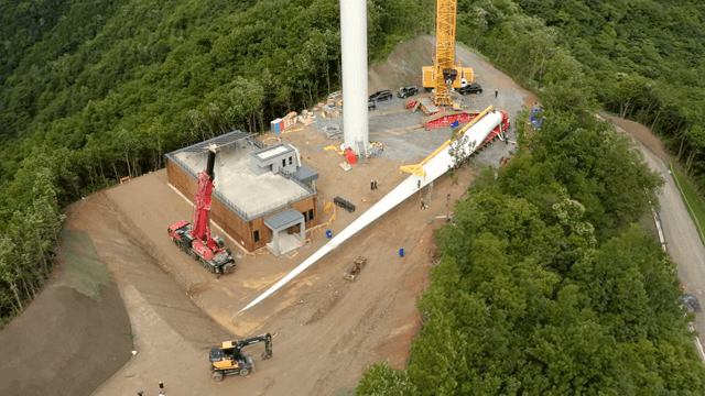 산 속에서의 풍력 터빈 건설 현장
