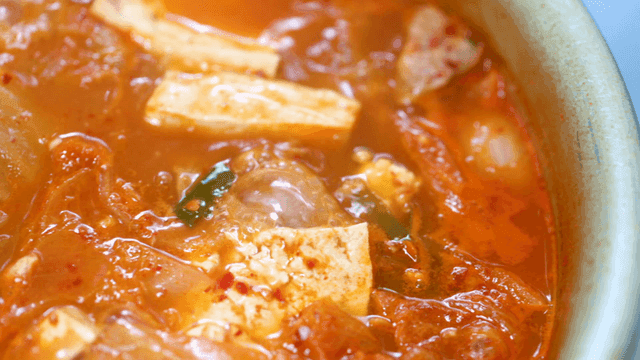 냄비에서 끓고 있는 두부 김치찌개