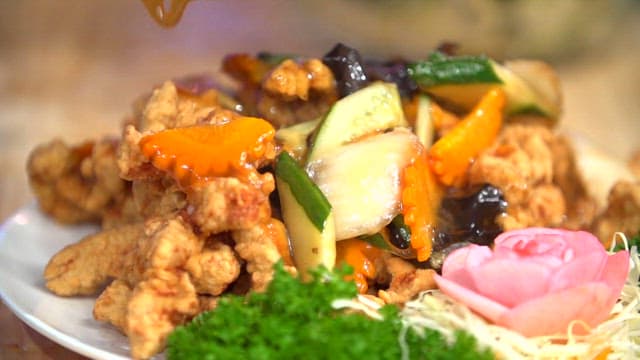 고기튀김 위에 부어지는 탕수 소스