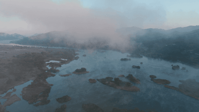 새벽 안개 낀 강 풍경