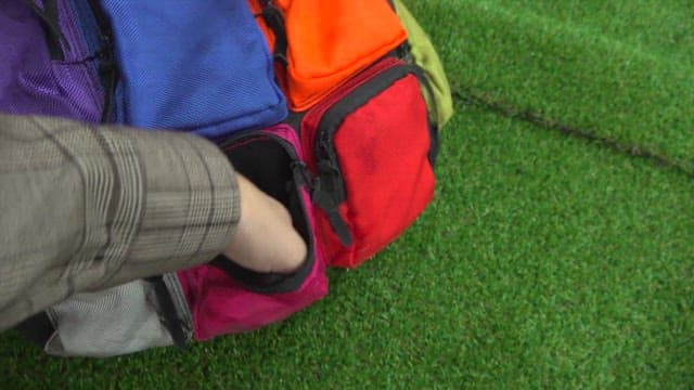 알록달록한 가방을 뒤지는 수달