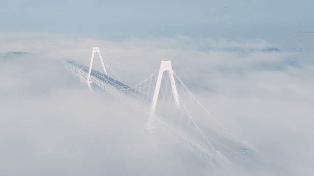 짙은 구름 속에서 나타나는 다리