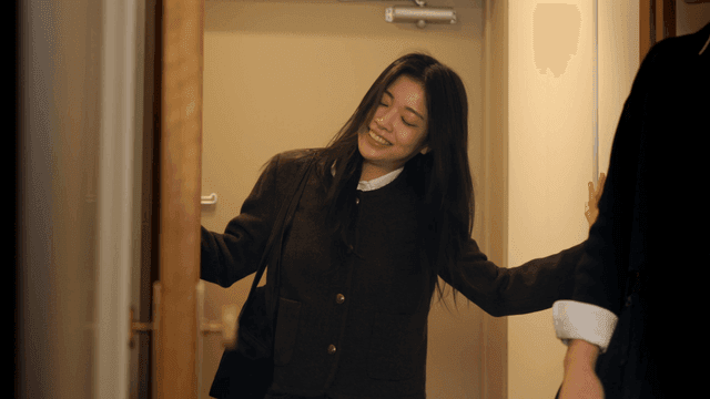 현관문에 같이 웃으면서 들어오는 커플