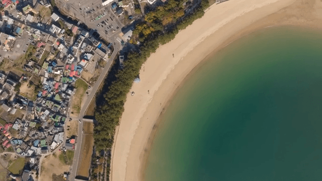 에메럴드빛의 고요한 해변과 마을