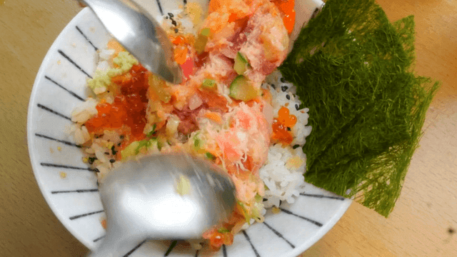 사시미와 알이 올라간 해산물 덮밥