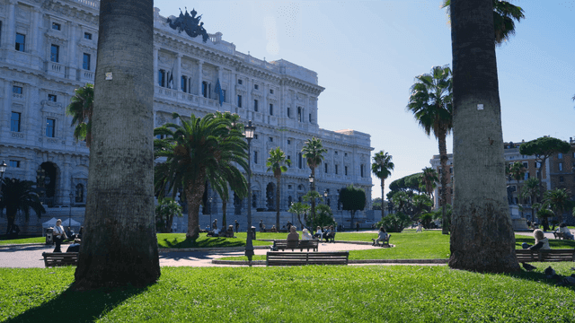 햇빛 아래 시민들이 머무는 유럽식 정원 광장