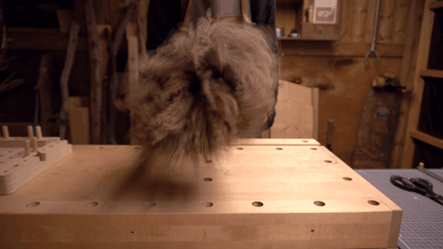 목공 작업대 청소하는 목수