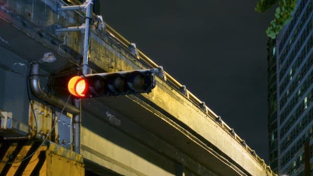 건물 근처 밤의 신호등