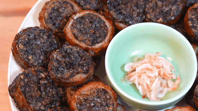 Makchang sundae and salted shrimp arranged on plate