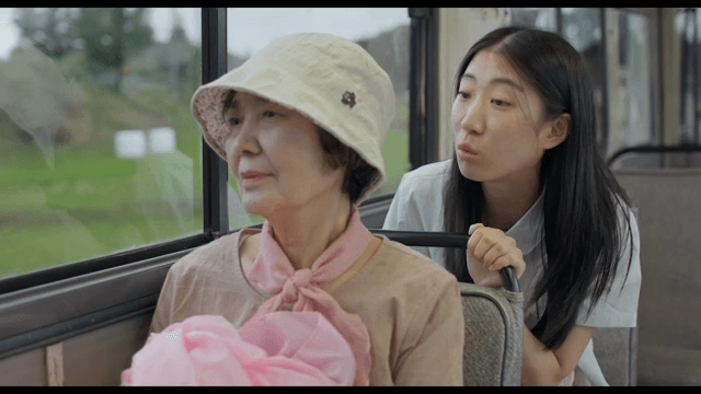 버스에 앉아 밖을 바라보는 두 여성