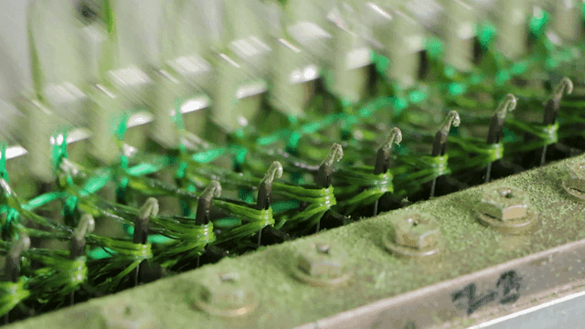 녹색 실을 빠르게 짜는 방직 기계