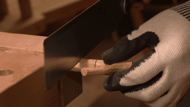 작업장에서 톱으로 나무를 자르는 모습