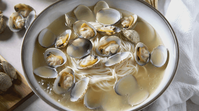 Clam kalguksu in bowl