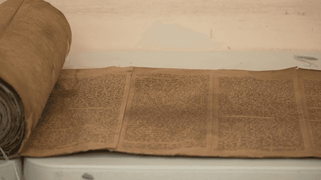 상세한 글이 있는 고대 두루마리