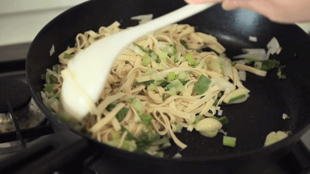 야채와 함께 볶아지는 면