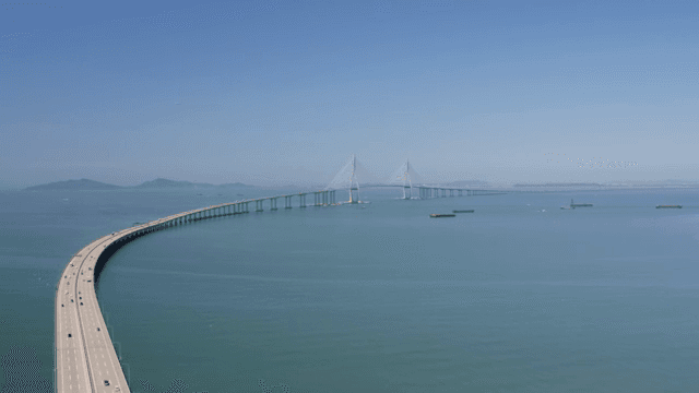 바다 위로 길게 뻗은 다리