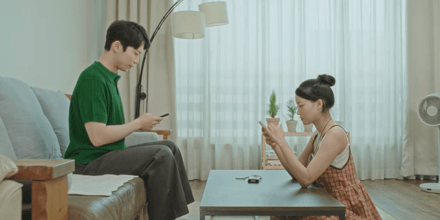 거실에서 대화하는 커플