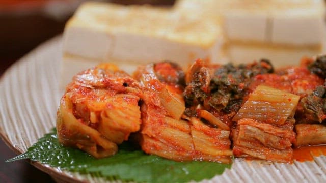 접시에 담긴 구운 두부와 밴댕이 김치