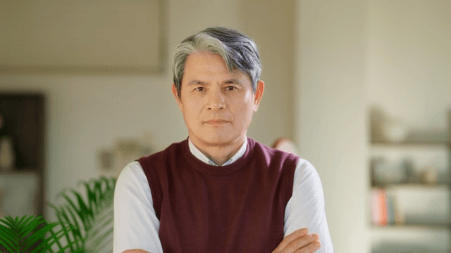 실내에서 손가락질하며 화내는 노인