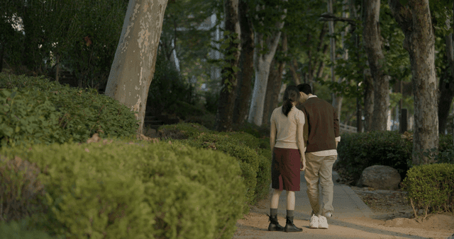 여자와 대화를 마친 뒤 신발을 벗고 달려가는 남성