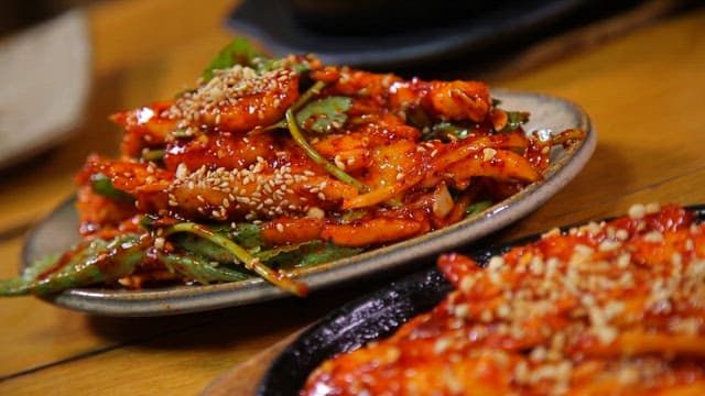 먹음직스럽게 플레이팅된 더덕무침과 양념 더덕구이