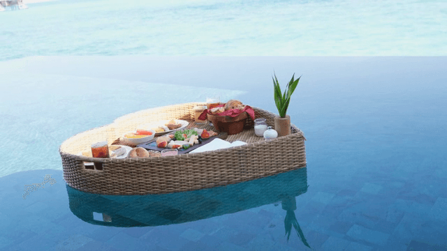 바다 전망 수영장에서의 플로팅 조식