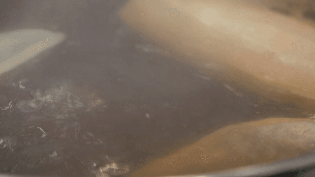 냄비에서 재료와 함께 끓는 육수