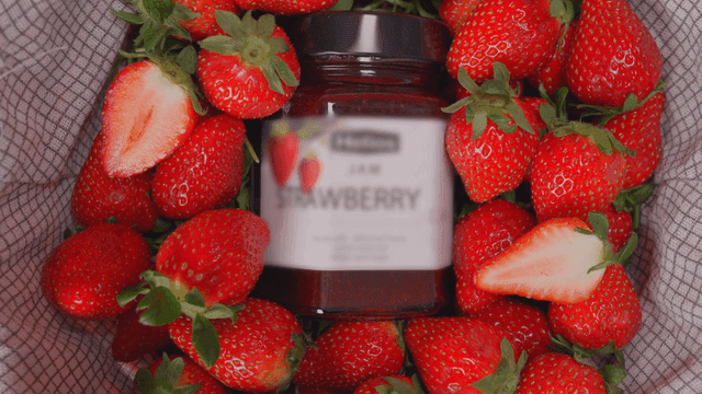 신선한 딸기와 딸기 잼 병