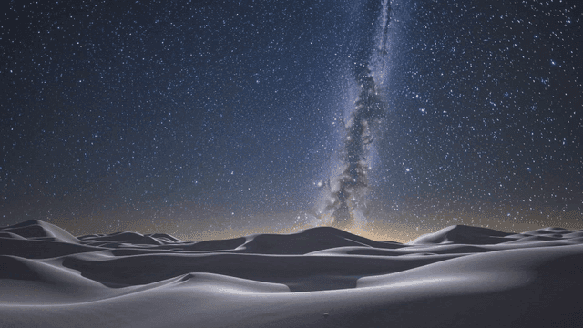 사막 언덕 위의 별이 빛나는 밤하늘