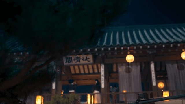 전통 한옥에서 춤을 추는 사람들