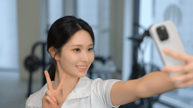 헬스장에서 셀카를 찍는 젊은 여성