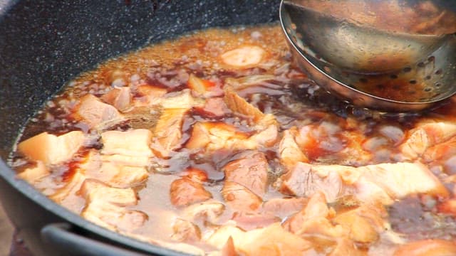 팬에서 보글보글 끓고 있는 돼지 사태 장조림