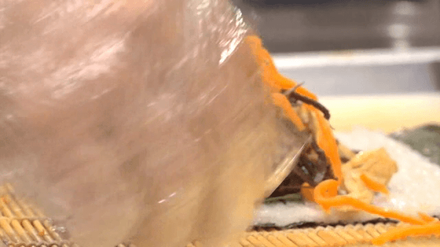 신선한 재료로 김밥 준비하기