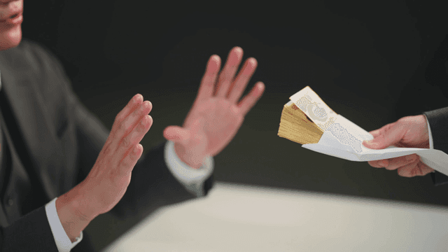 봉투를 거절하는 정장 입은 남자