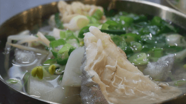 채소가 들어간 맑은 대구탕