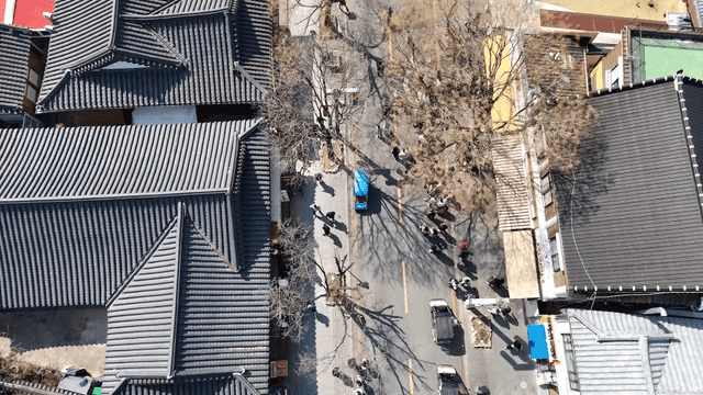 전통 한옥과 거리 풍경