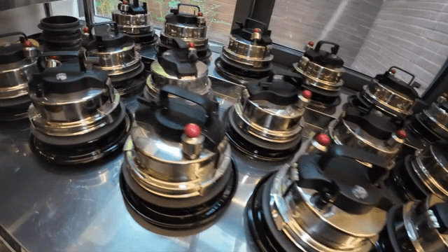 주방 카운터 위의 한국식 압력솥