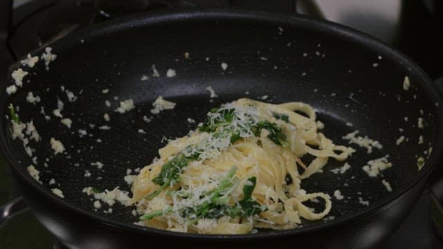 프라이팬에 소스와 야채를 넣어 파스타 요리하기